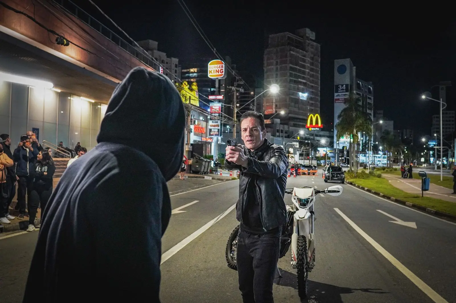 Filmagem noturna de uma cena de ação de Asfalto