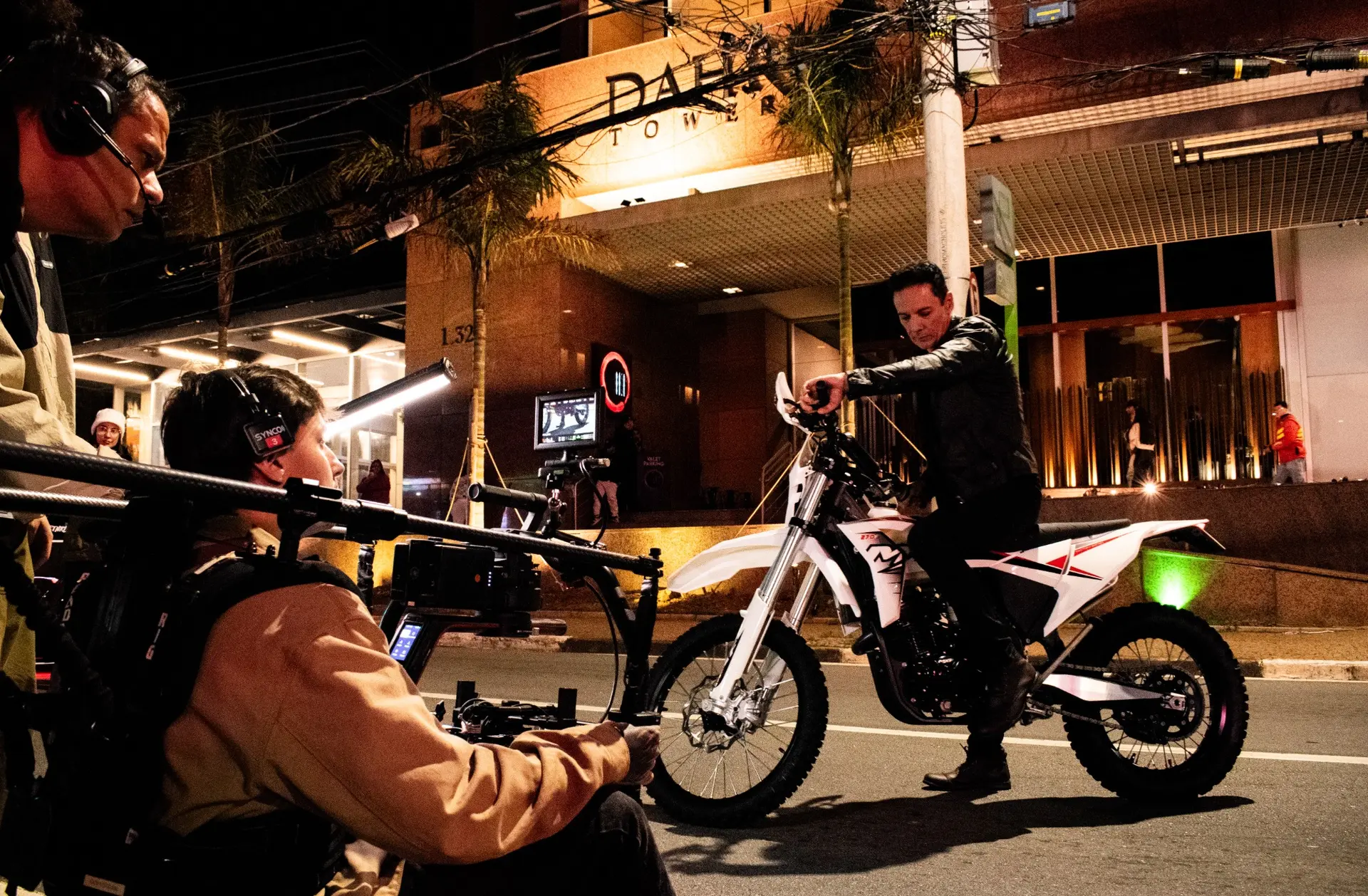 Equipe filma uma cena com motocicleta nos bastidores de Asfalto