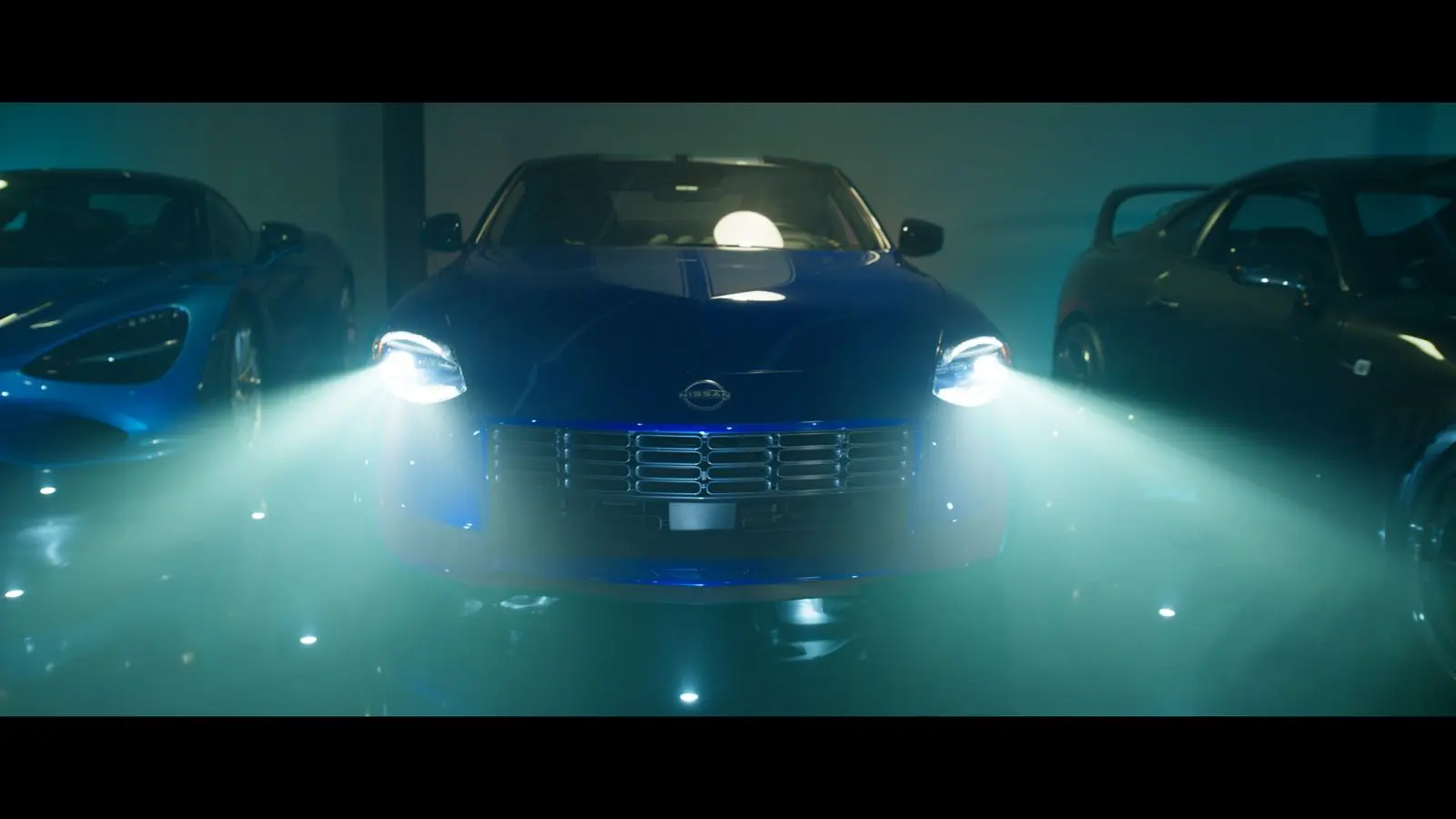 Carro esportivo com os faróis acesos em uma garagem