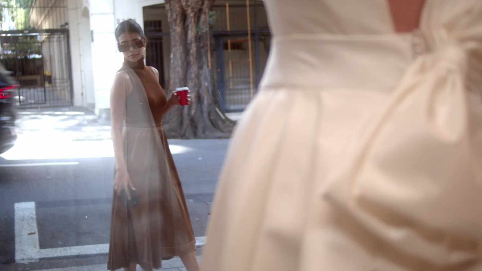 Capa do episódio 2 de Love Walks