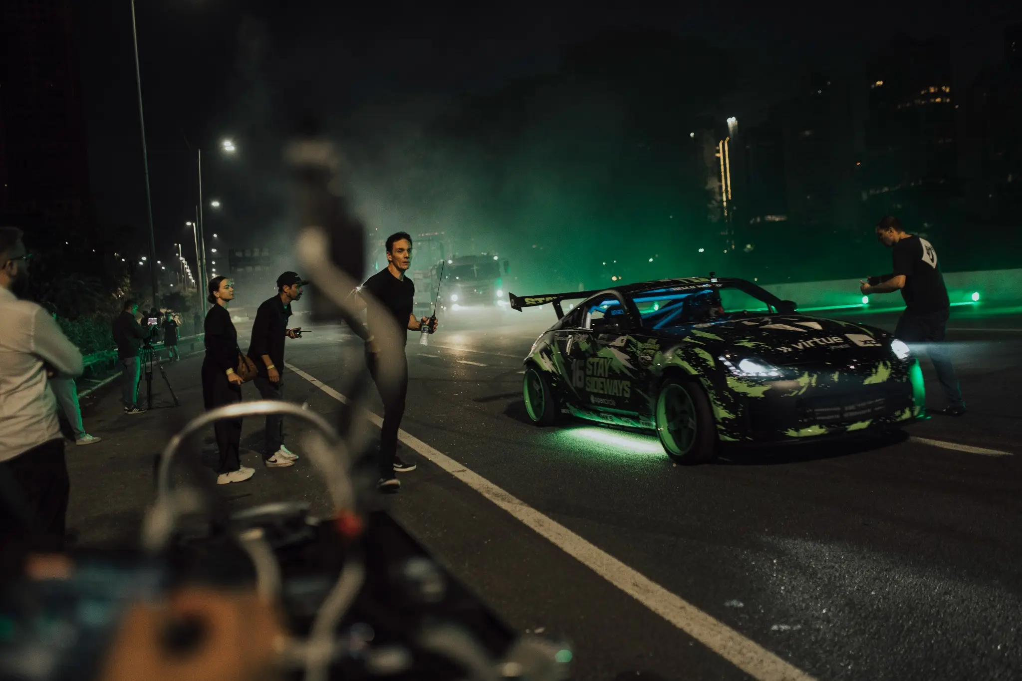Carro e equipe durante a produção de Stay Sideways