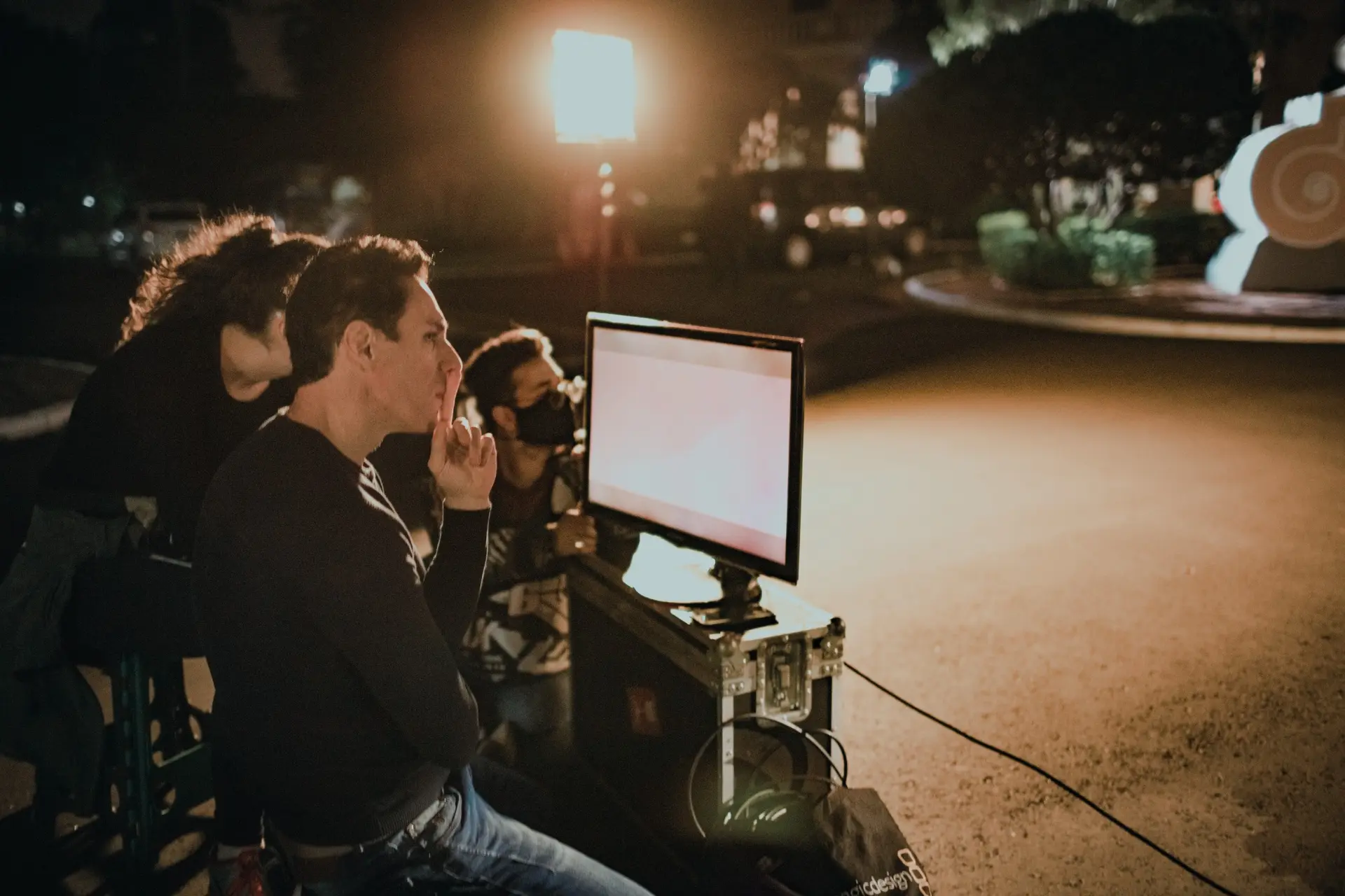 Equipe acompanha uma filmagem noturna pelo monitor