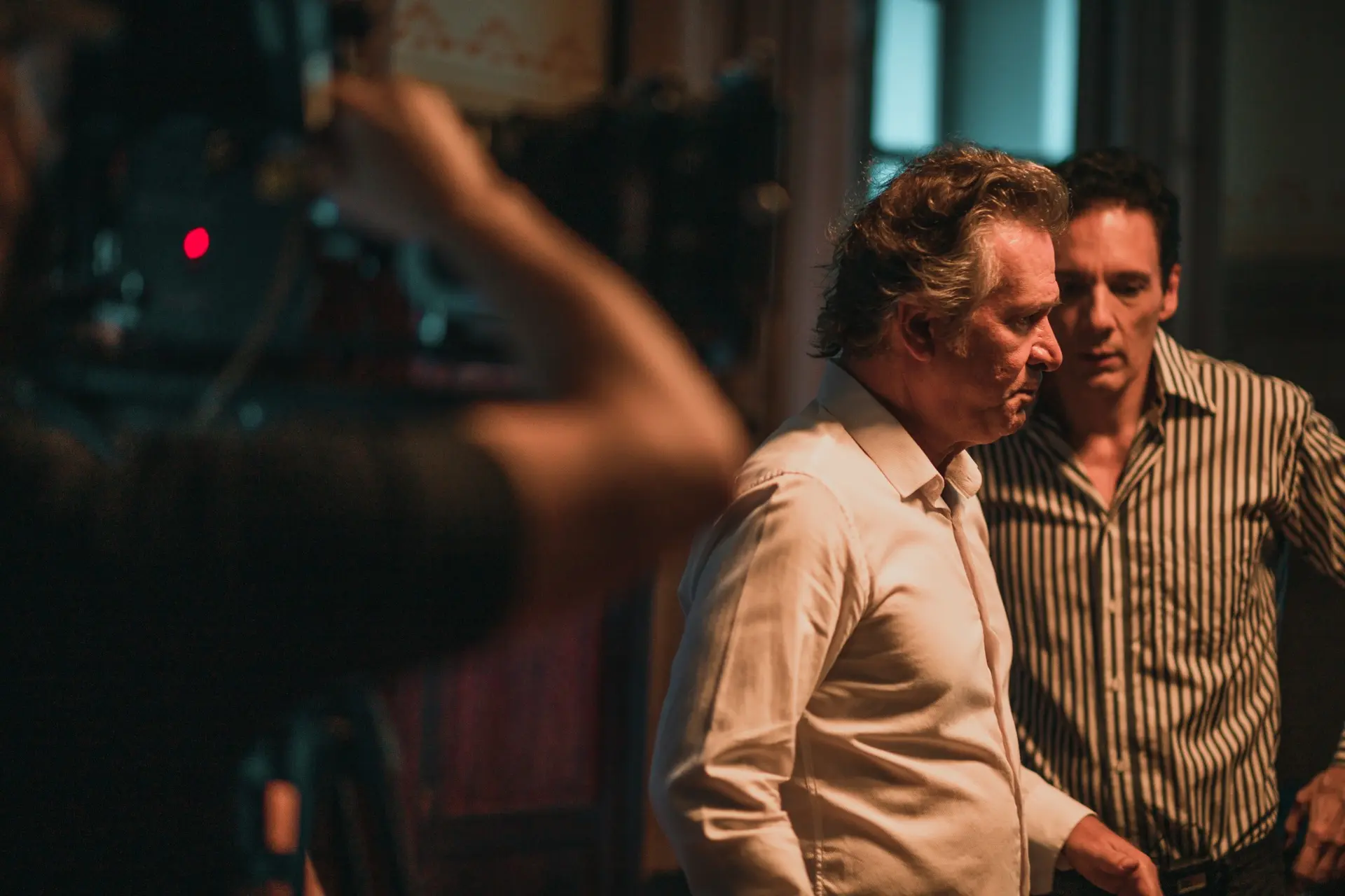 Atores recebem orientação durante uma filmagem