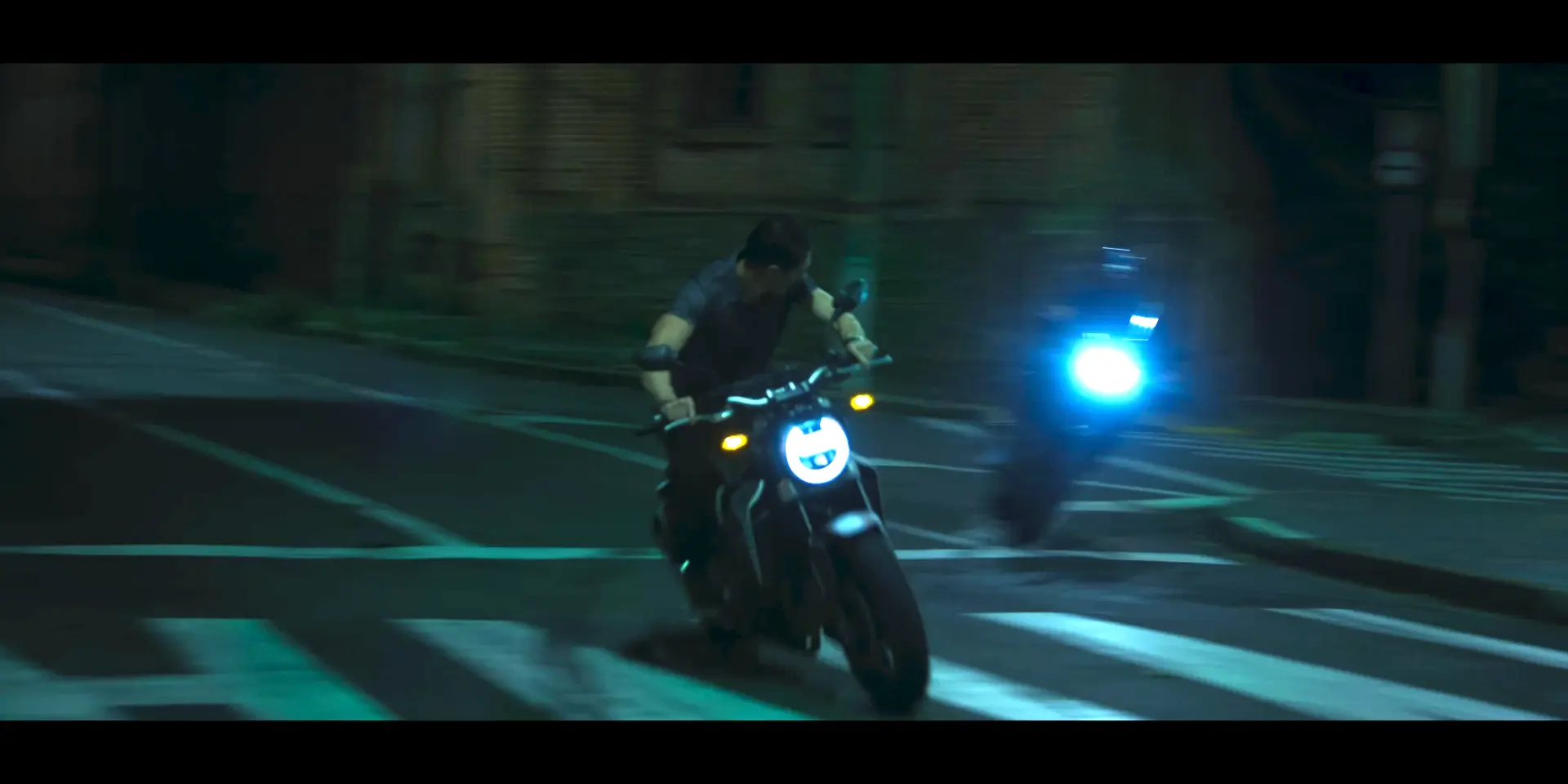 Motociclistas em alta velocidade durante uma perseguição noturna