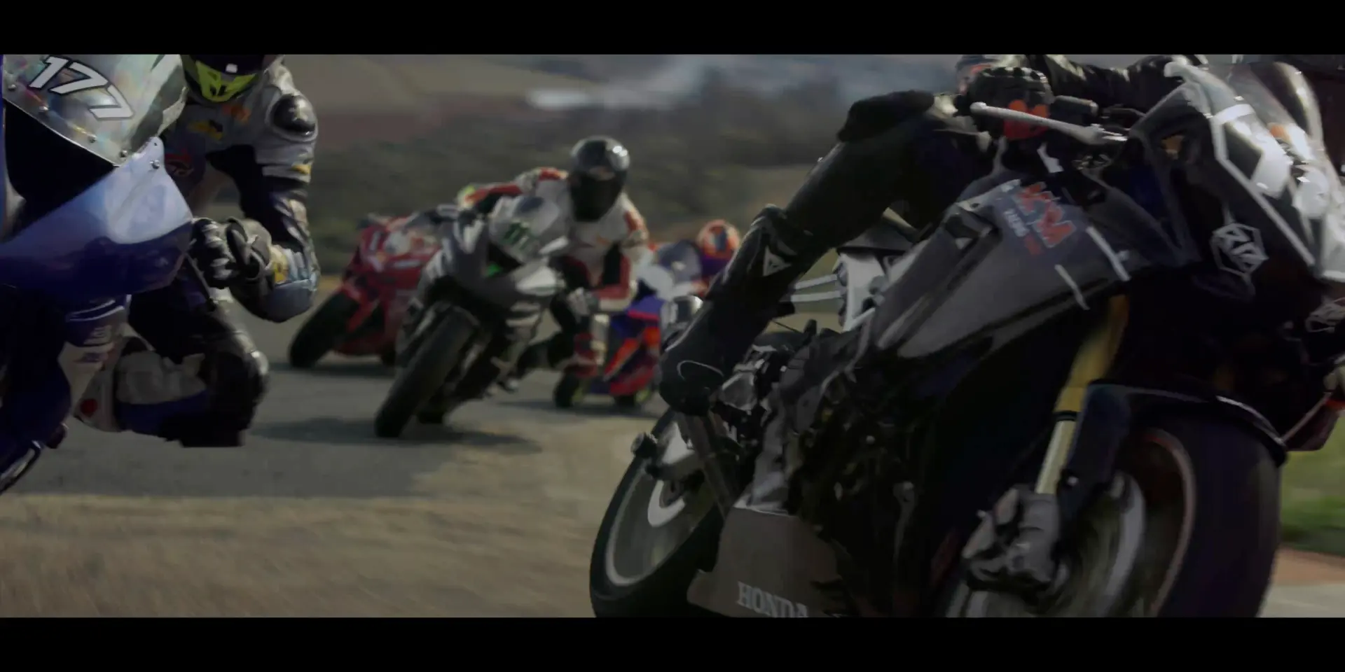 Largada do Motoathlon com diversos pilotos